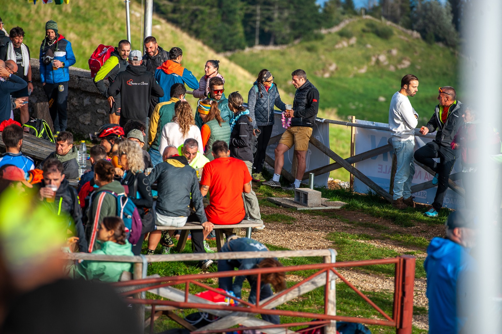 Pubblico e atleti durante il dopo-gara del Busa Trail Relay 2025 sul Monte Novegno