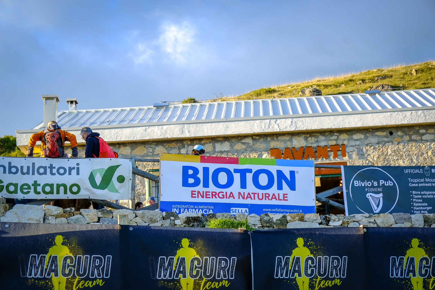 Striscione Bioton Energia Naturale al rifugio del Busa Trail Relay 2025