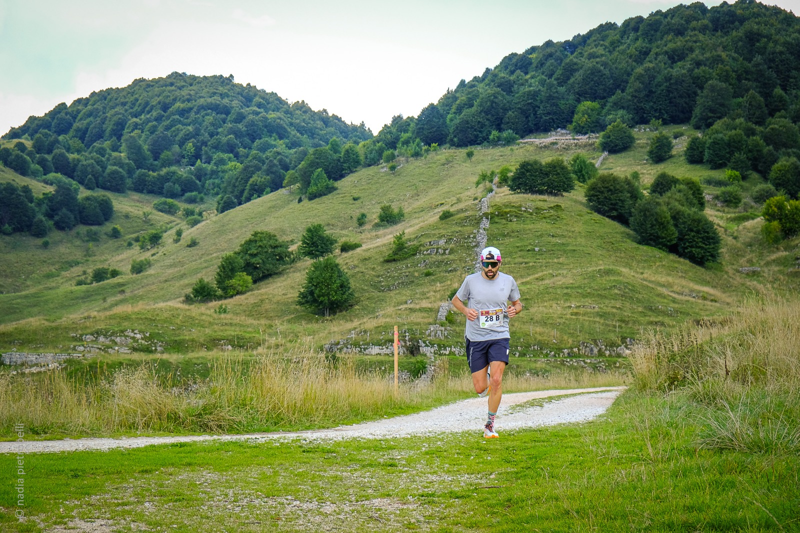 Atleta in corsa tra i pascoli del Monte Novegno durante il Busa Trail Relay 2025