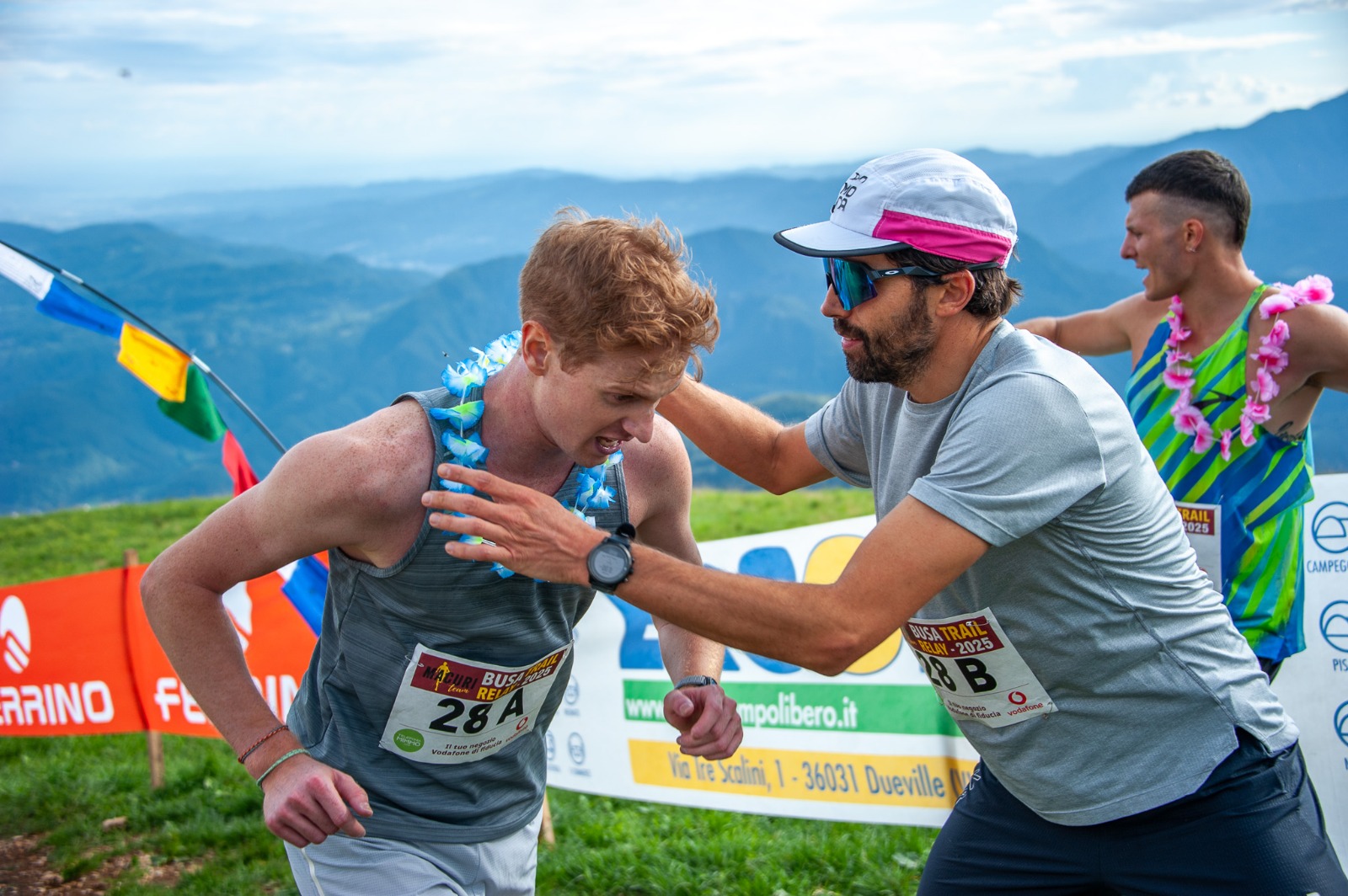 Cambio testimone tra due atleti del Busa Trail Relay 2025 sul Monte Novegno