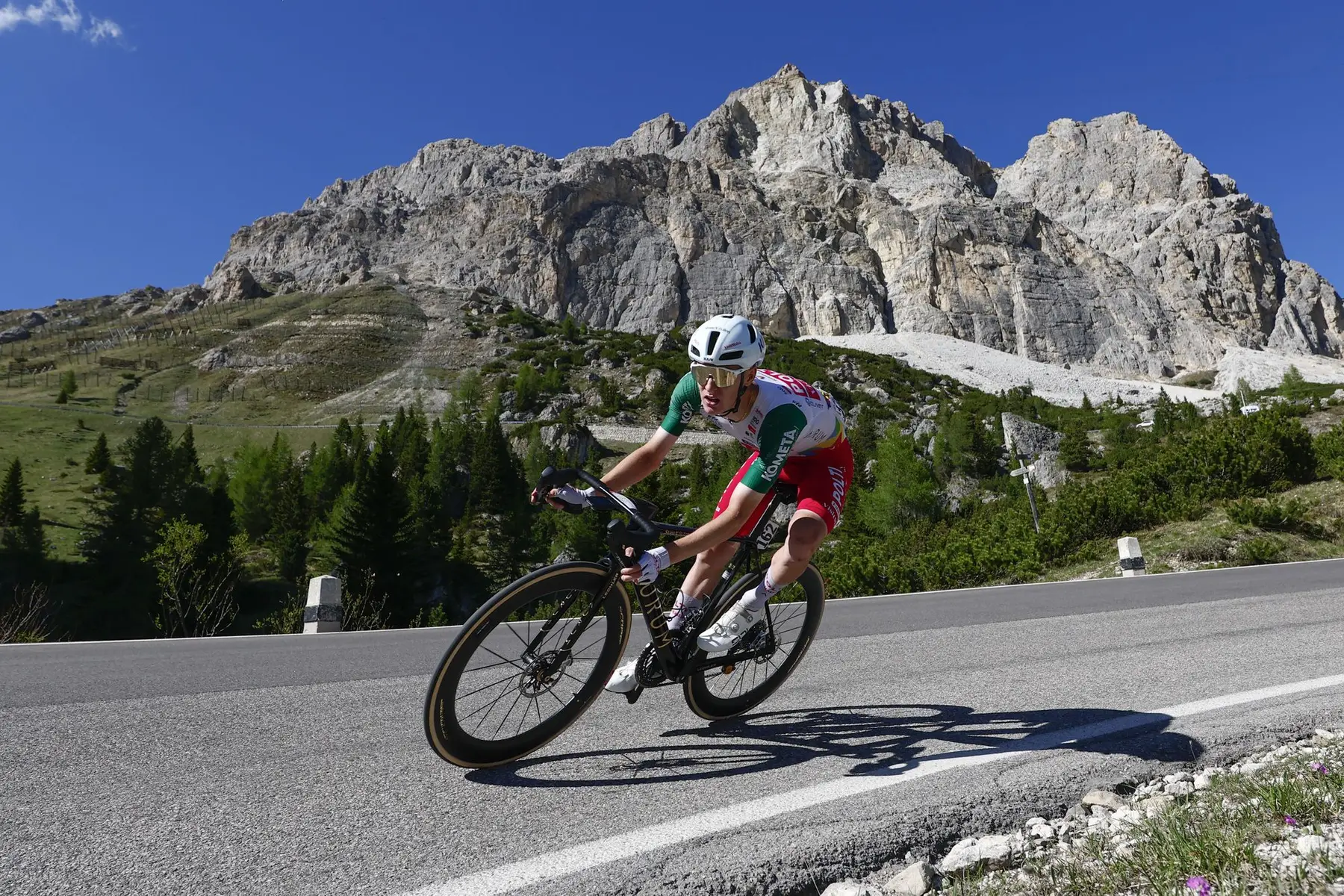 Corridore del Team Polti VisitMalta in discesa sulle Dolomiti al Giro d'Italia